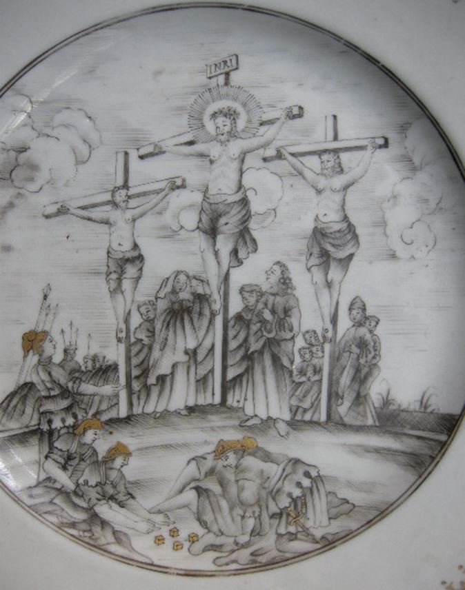 Dish porcelain grisaille and gold Chinese export with the crucifixion | MasterArt
